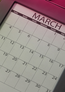 Imagem de um calendário do mês de março. A imagem ilustra que é boa ideia planear quando vai começar o período para poder estar preparada: por exemplo, com tampões na carteira.